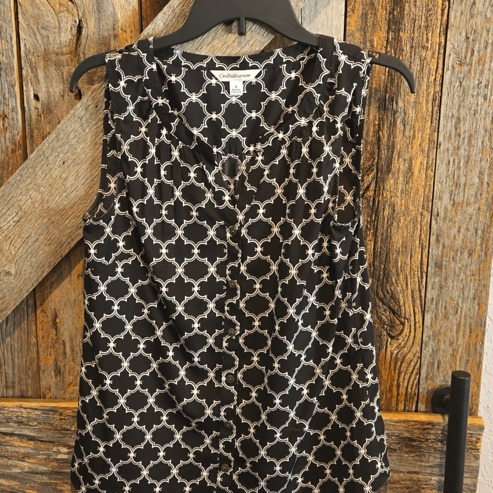Croft & Barrow Black Patterned Top. Small